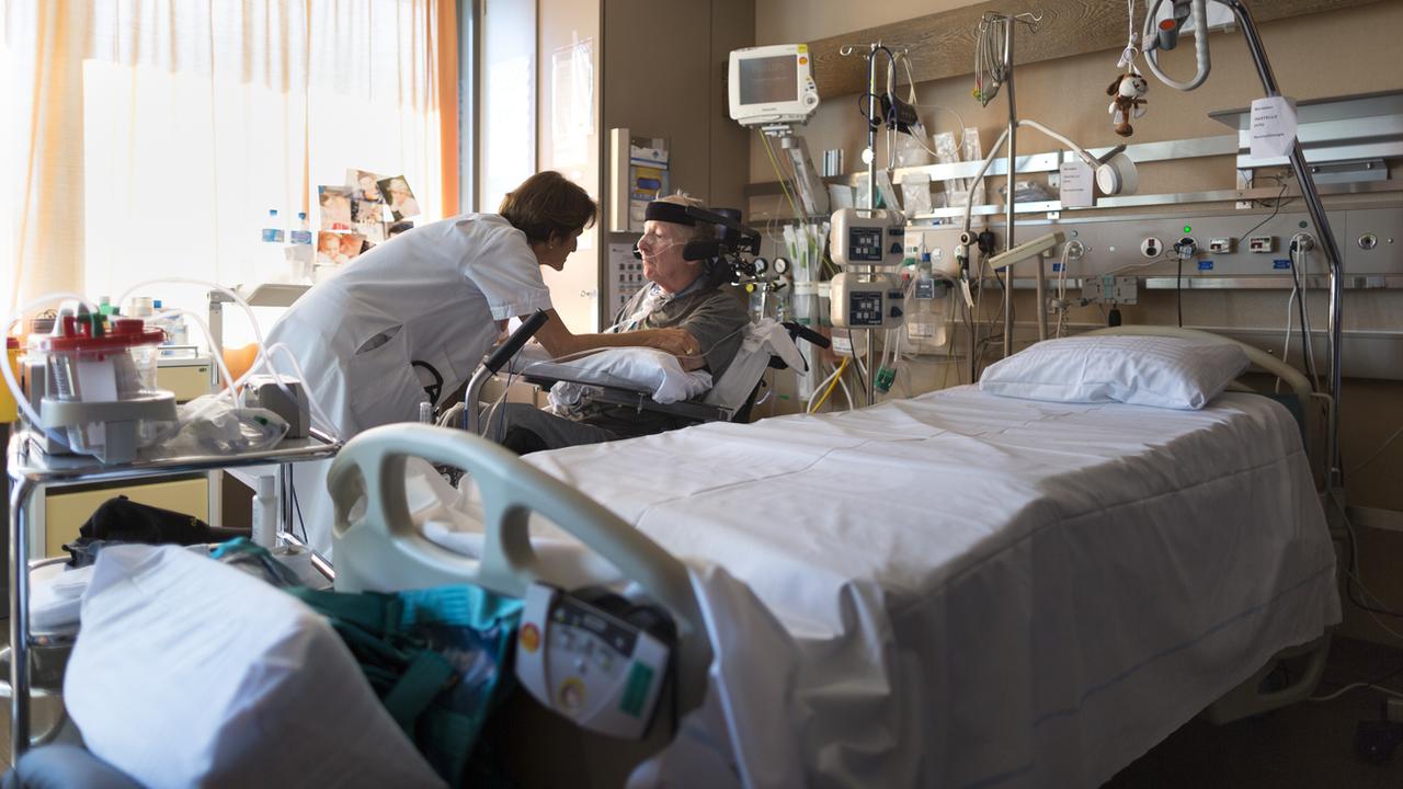 Hôpitaux et EMS doivent mieux tenir compte des besoins des patients en fin de vie. [Keystone - Gaetan Bally]