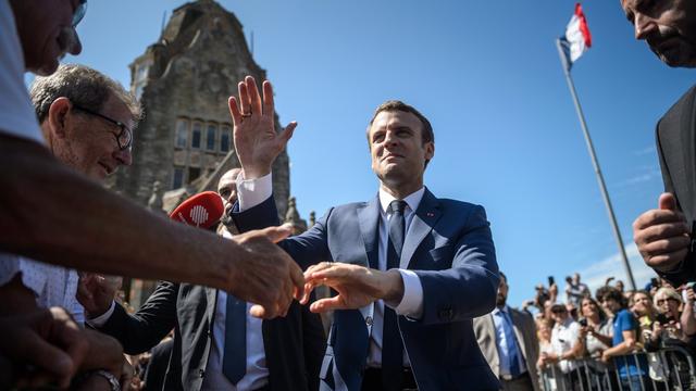 Emmanuel Macron salue la foule après avoir voté au Touquet. [Keystone - EPA/Christophe Petit Tesson]