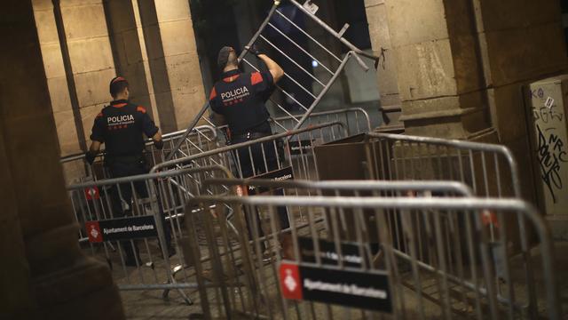 La police installe des barrières à proximité du Parlement catalan à Barcelone. [AP/Keystone - Emilio Morenatti]