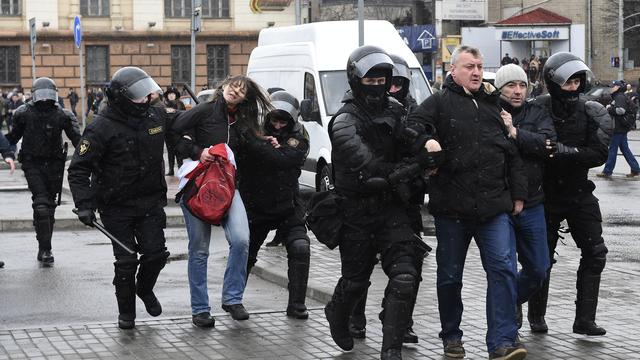 Arrestations de plusieurs manifestants samedi. [afp - Vasily Maximov]