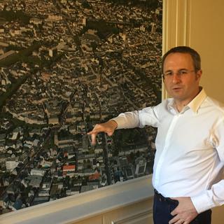 Frédéric Soulier, maire Les Républicains de Brive-la-Gaillarde, devant une photo aérienne de sa ville prise en 1997. [RTS - Nicolas Vultier]