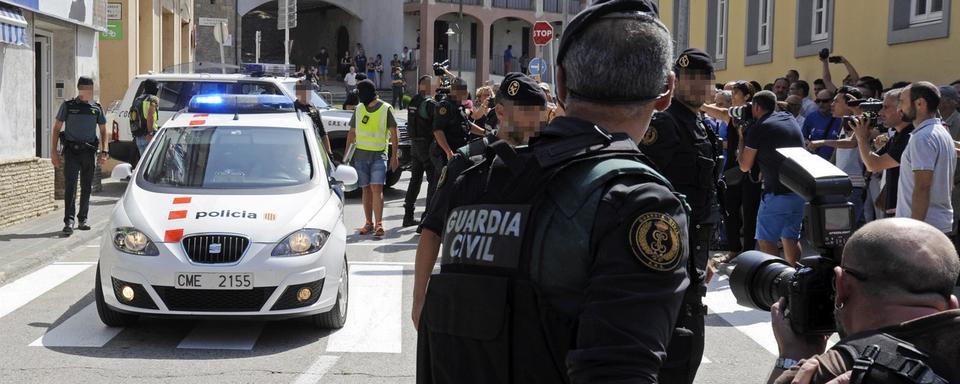 Trois suspects ont été arrêtés vendredi à Ripoll, près de la frontière française. [EPA/Keystone - Robin Townsend]