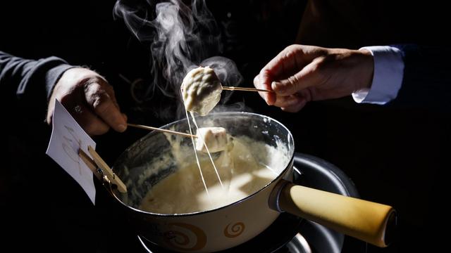 Le concours de la meilleure fondue s'est déroulé à Tartegnin (VD). [Keystone - EPA/VALENTIN FLAURAUD]