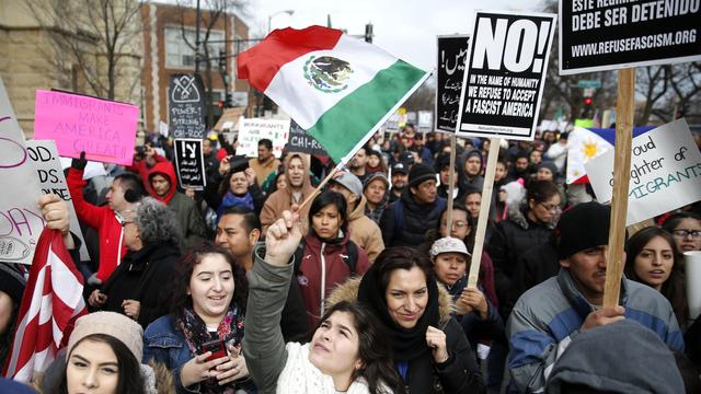 Manifestation contre la politique anti-immigrants de Donald Trump à Chicago. [AP/Keystone - Charles Rex Arbogast]