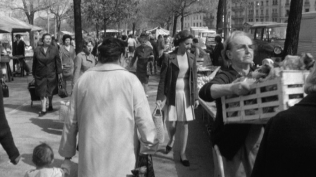 Ambiance au marché de Plainpalais en 1968. [RTS]