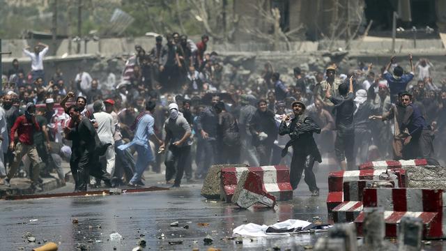 La police a utilisé des balles réelles pour disperser les manifestants. [Keystone - AP Photos/Massoud Hossaini]