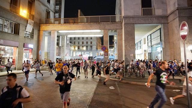 Les spectateurs ont commencé à fuir la place San Carlo environ 10 minutes avant la fin de la rencontre [EPA - Keystone - BRIAN SCHULZ]