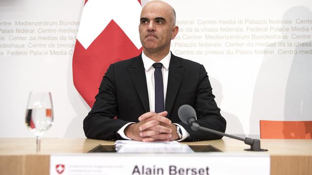 Le conseiller fédéral Alain Berset réagit à l'échec de la réforme de l'AVS dans les urnes, le 24 septembre 2017. [Keystone - Peter Schneider]