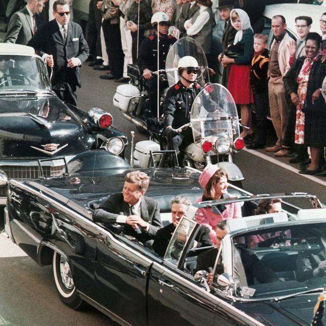 Le président américain John F. Kennedy lors de la parade durant laquelle il fut assassiné le 22 novembre 1963 à Dallas. [Keystone - AP Photo/PRNewsFoto]