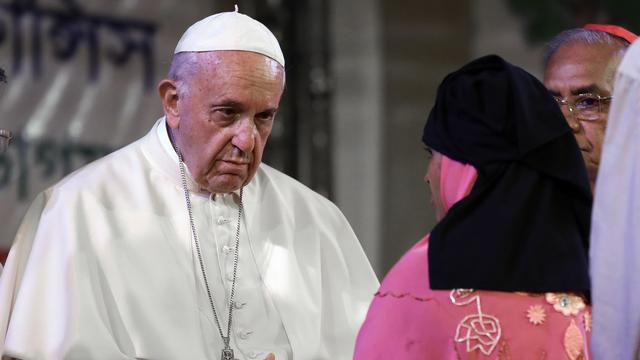 Le pape François a rencontré des réfugiés rohingyas vendredi à Dacca, au Bangladesh. [Keystone - Andrew Medichini/AP]