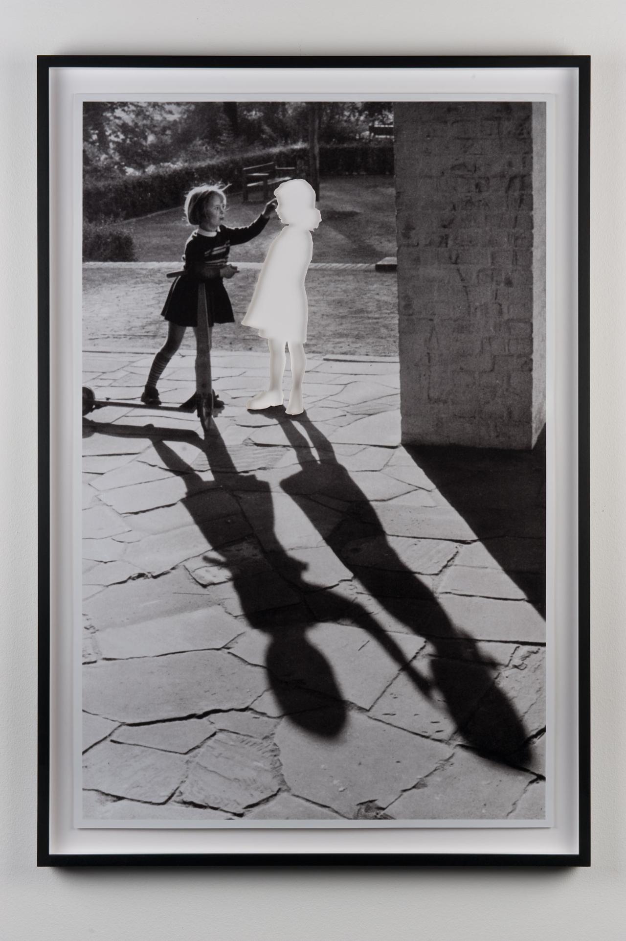 Hans Peter Feldmann, Two Girls with Shadow, 1999, 48.3x46. [Musée d'art de Pully]