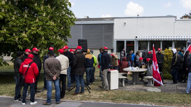 Une partie des employés d'Ecublens en débrayage mercredi matin. [Keystone - Jean-Christophe Bott]