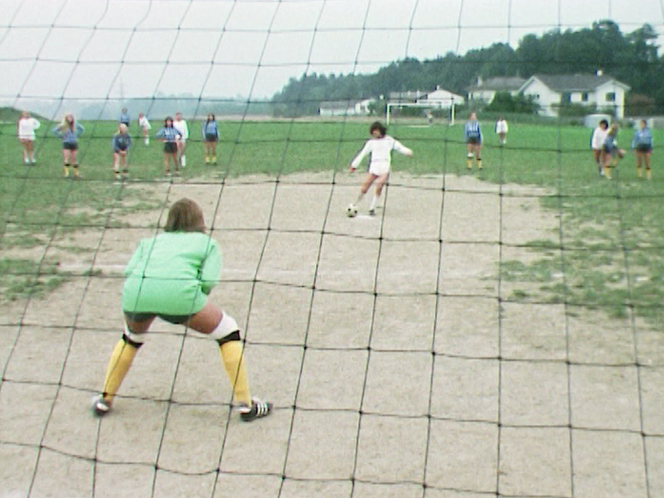 Match de football féminin en 1975. [RTS]