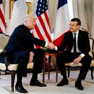 La poignée de main entre Donald Trump et Emmanuel Macron à la résidence de l'ambassadeur des Etats-Unis à Bruxelles. [EPA/Keystone - Peter Dejong]