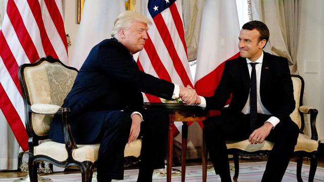 La poignée de main entre Donald Trump et Emmanuel Macron à la résidence de l'ambassadeur des Etats-Unis à Bruxelles. [EPA/Keystone - Peter Dejong]