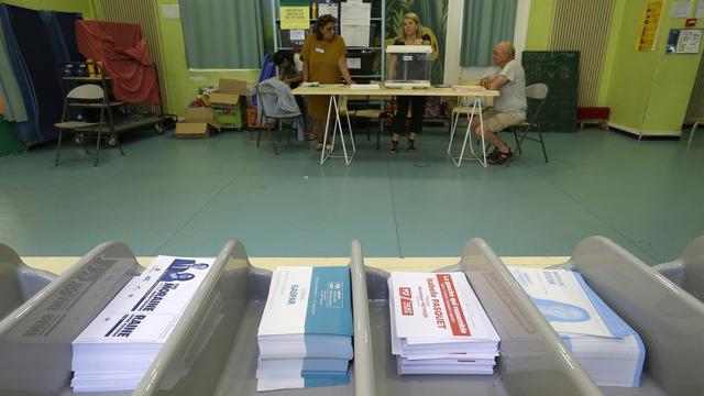 Des bulletins de vote pour le premier tour des législatives françaises. [Keystone - AP/Claude Paris]