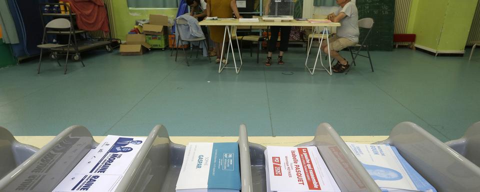 Des bulletins de vote pour le premier tour des législatives françaises. [Keystone - AP/Claude Paris]