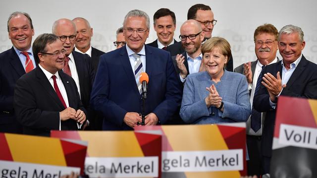 La chancelière allemande Angela Merkel célébrant avec ses supporters à Berlin sa victoire lors des législatives allemandes dimanche. [AFP - Tobias Schwarz]