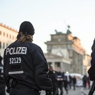Des officiers de police patrouillant à Berlin. [KEYSTONE - CLEMENS BILAN]
