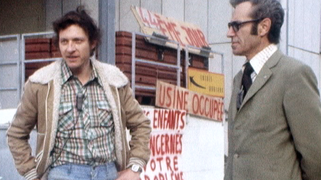 Les ouvriers de l'usine Luxar interrompent l'occupation de leur usine, 1977. [RTS]