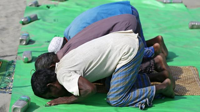 Des Rohingyas font leur prière du soir dans un camp de réfugiés au Bangladesh. [EPA/Keystone - Hein Htet]