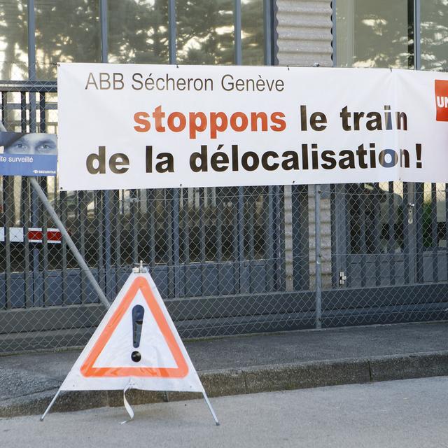 Banderole contre la délocalisation devant ABB-Sécheron à Satigny (GE), 31.10.2017. [Keystone - Salvatore Di Nolfi]