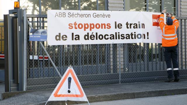 Banderole contre la délocalisation devant ABB-Sécheron à Satigny (GE), 31.10.2017. [Keystone - Salvatore Di Nolfi]