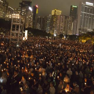 Des milliers de personnes réunies à Hong Kong dimanche soir. [AP/Keystone - Kin Cheung]
