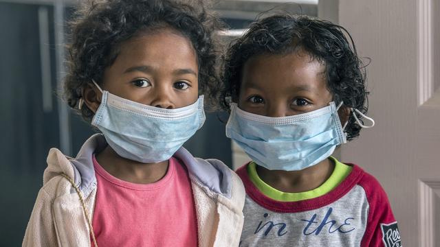 Enfants malgaches protégés de la peste par des masques. [Ap/Alexander Joe]