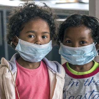 Enfants malgaches protégés de la peste par des masques. [Ap/Alexander Joe]