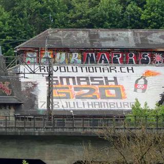 Les slogans anti-G20 sur le toit de la Reitschule de Berne. [sonderzug-nog20.org]