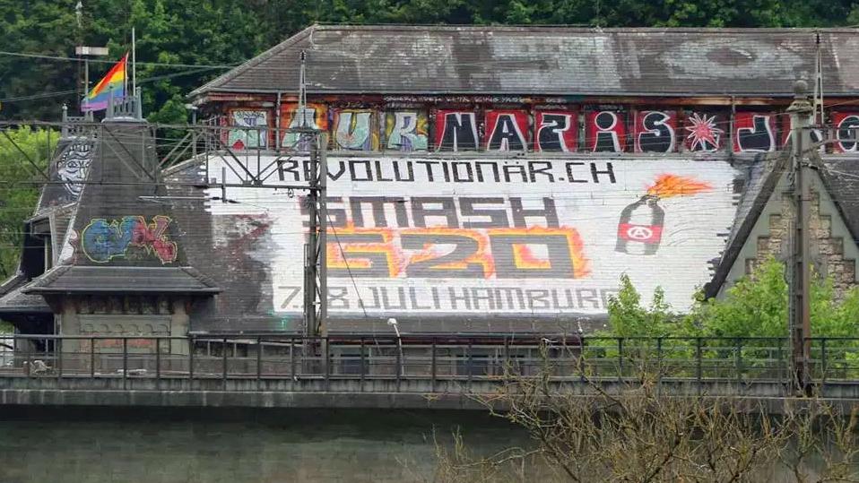 Les slogans anti-G20 sur le toit de la Reitschule de Berne. [sonderzug-nog20.org]