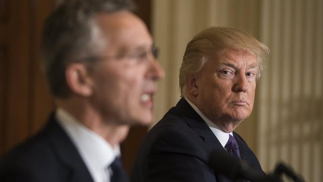 Donald Trump et le secrétaire général de l'OTAN, Jens Stoltenberg (à gauche). [KEYSTONE - JIM LO SCALZO]