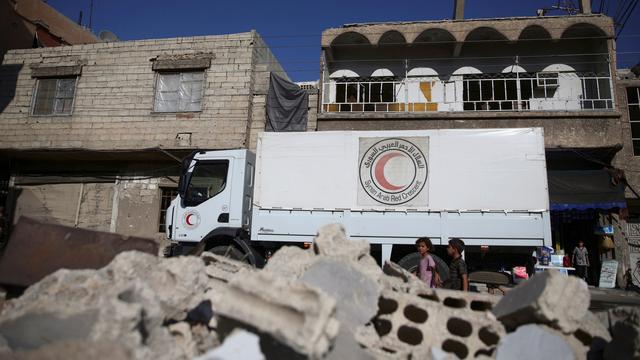 Un convoi du Croissant-Rouge arabe syrien et de l'ONU dans la ville assiégée d'Irbin, près de Damas. [Reuters - Bassam Khabieh]