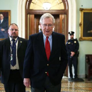Le sénateur Mitch McConnell, leader de la majorité, dans les couloirs du Capitole. [AFP - ALEX WONG]