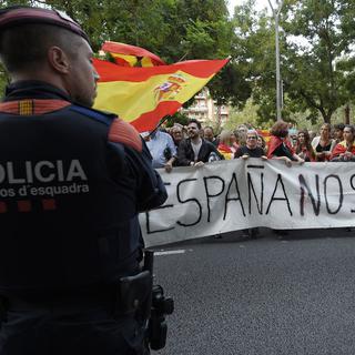 Des membres des Mossos d'Esquadra, la police régionale catalane, à Barcelone vendredi 22 septembre. [AFP - Lluis Gene]