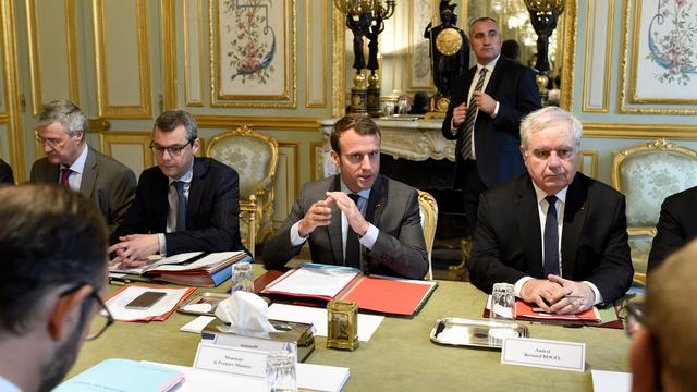 Le président français Emmanuel Macron entre le secrétaire général de l'Elysée, Alexis Kohler, et l'amiral Bernard Rogel lors d'un conseil de défense. [AFP - Stéphane de Sakutin]