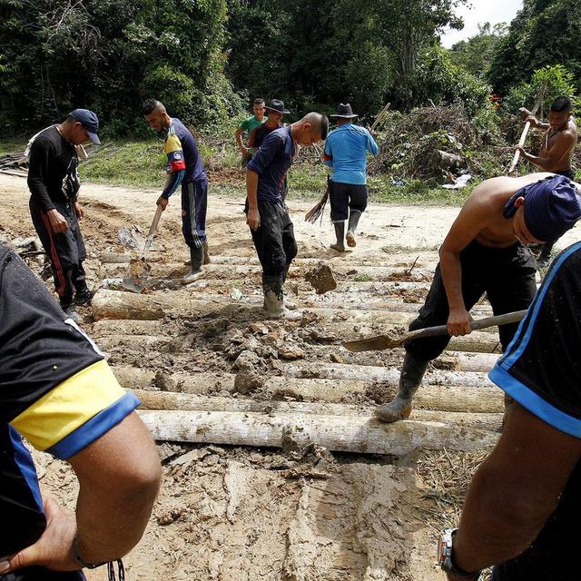 Des membres des FARC travaillent dans une des 26 zones de transition. [Keystone - EPA/SCHNEYDER MENDOZA]