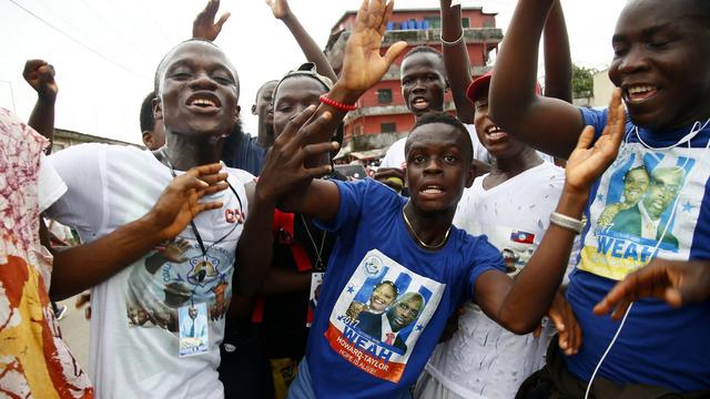 Des soutiens de George Weah, candidat à la présidentielle libérienne, à Monrovia. [EPA/Keystone - Ahmed Jallanzo]