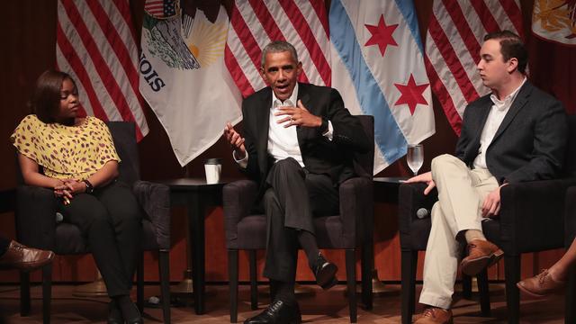 Barack Obama (centre) dialogue avec des étudiants à l'Université de Chicago, le 24 avril 2017.