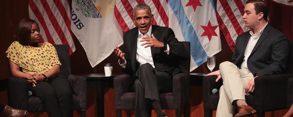 Barack Obama (centre) dialogue avec des étudiants à l'Université de Chicago, le 24 avril 2017.