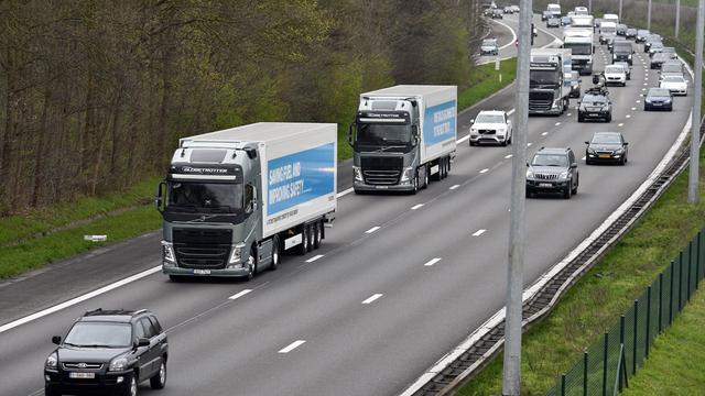 Des camions connectés se suivent de très près, avec comme seul pilote le chauffeur du véhicule de tête. [AFP - Eric Lalmand - BELGA]