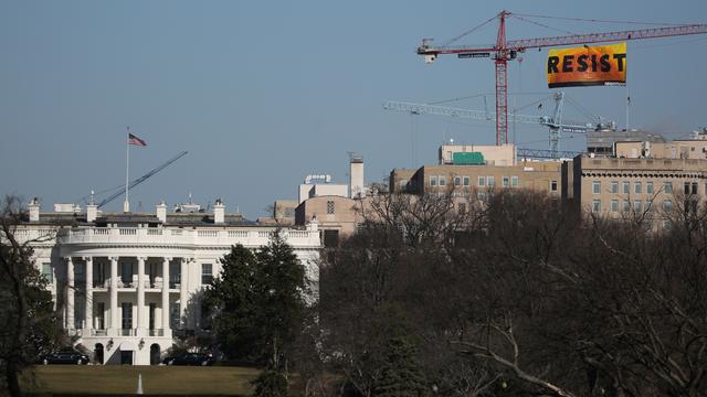 Une immense banderole a été déployée par deux militants de Greenpeace à proximité de la Maison Blanche à Washington. [Reuters - Carlos Barria]