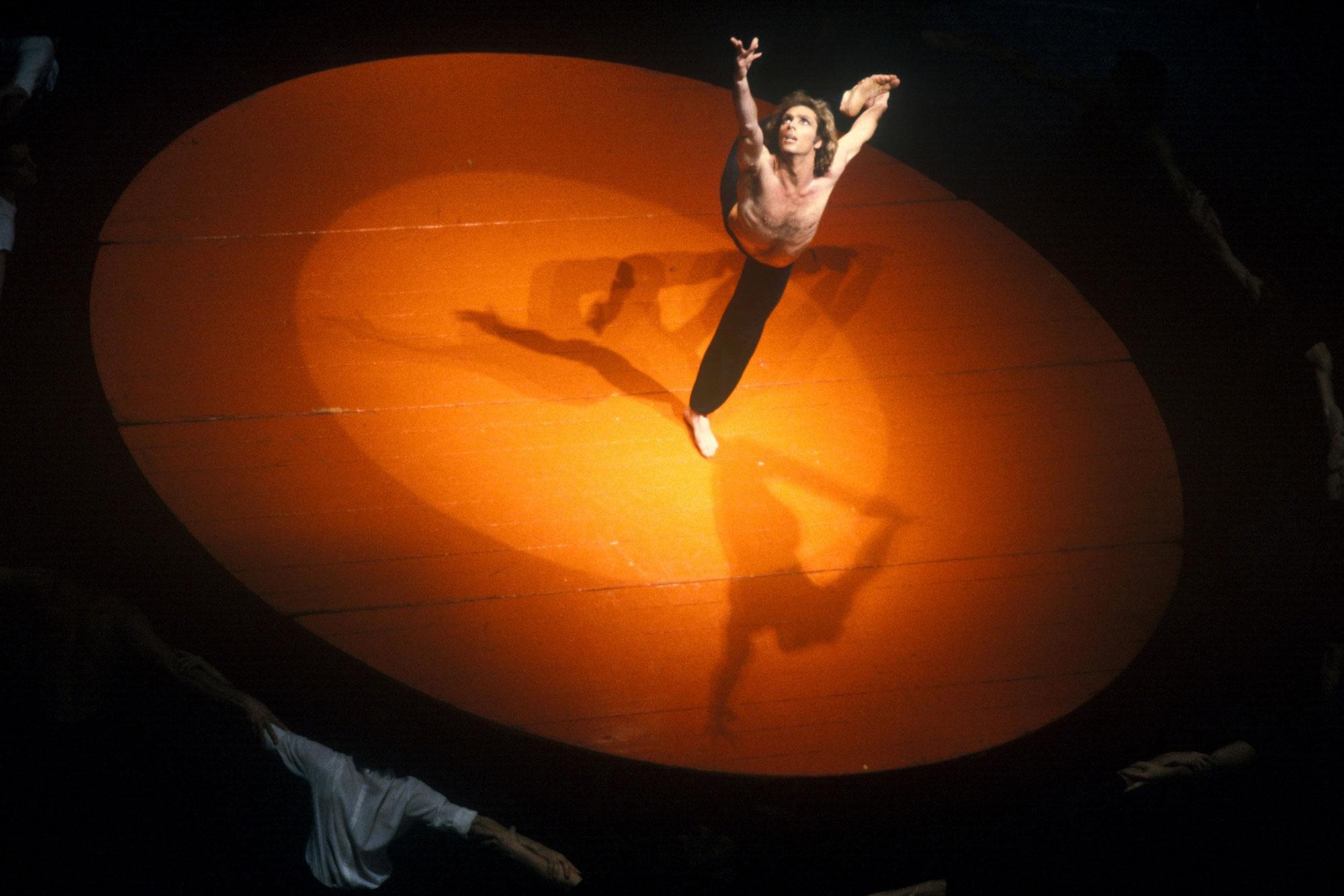 Jorge Donn, le danseur fétiche de Maurice Béjart, dans "Le Boléro", à Rome, en 1980. [AFP - ALESSIO BUCCAFUSCA]