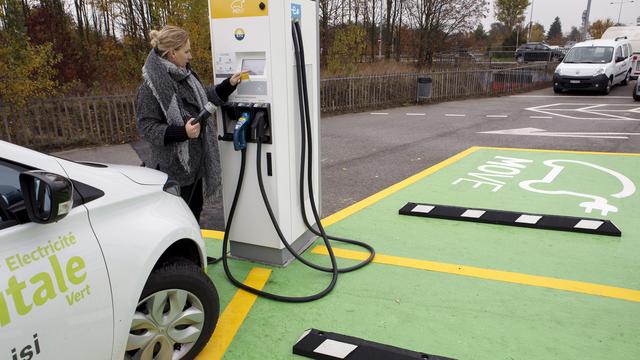 Une borne de recharge rapide à Bernex, dans le canton de Genève. [KEYSTONE - Salvatore Di Nolfi]