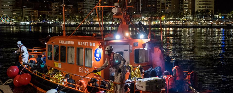 Arrivée dans le port de Malaga de migrants secourus au large des côtes espagnoles. [AFP - Guillaume Pinon/NurPhoto]