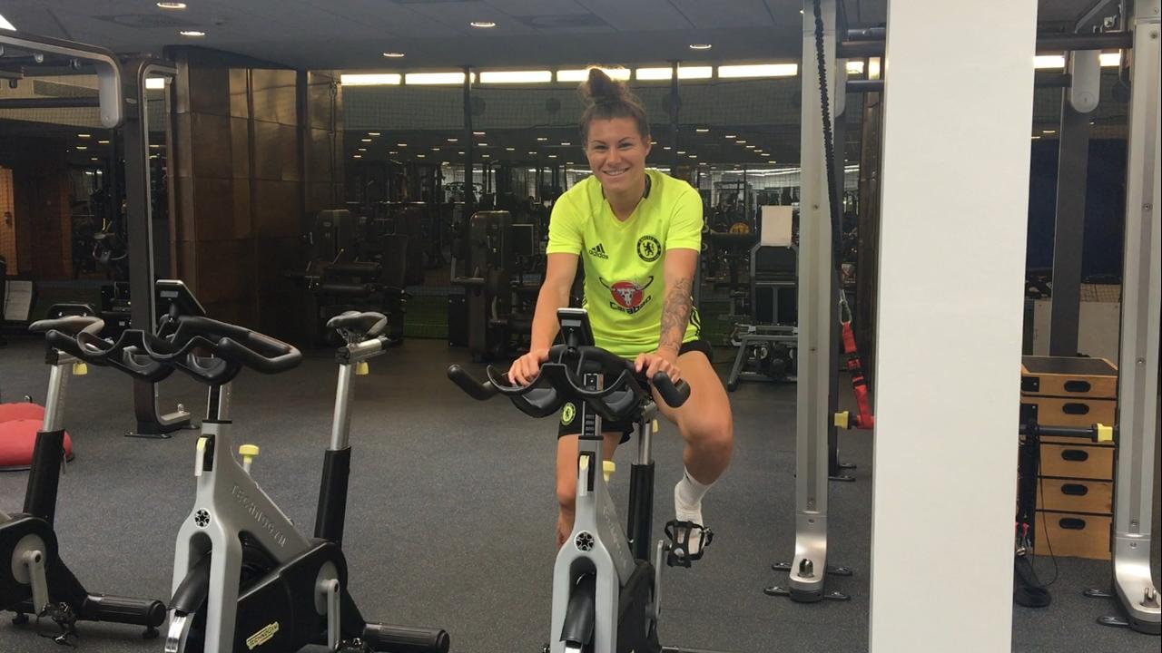 Ramona Bachmann s'adonne à quelques exercices dans la spacieuse salle de fitness. [Jennifer Ballmer]