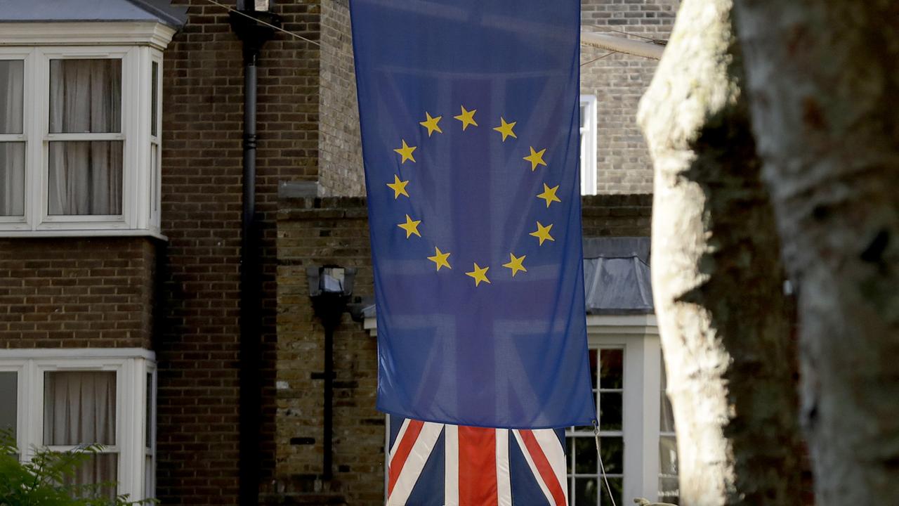 Un drapeau européen et britannique à Londres. [keystone - AP Photo/Matt Dunham]