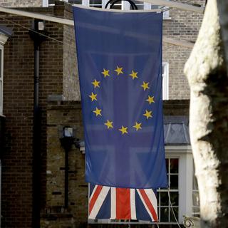 Un drapeau européen et britannique à Londres. [keystone - AP Photo/Matt Dunham]