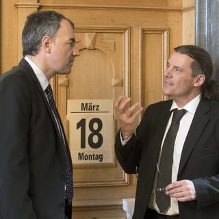Le PDC Christophe Darbellay et l'UDC Oskar Freysinger, les deux grandes figures de la course au Conseil d'Etat valaisan. [Keystone - Peter Klaunzer]